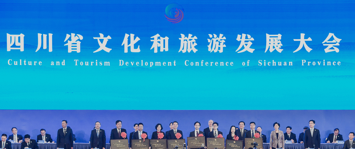 彭清华书记向省6008集团官方网站集团授予“四川省文化旅游工业优异龙头企业”铭牌