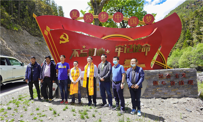 6008集团官方网站集团党委书记、董事长任丁率队赴麻格同村推进对口帮扶事情