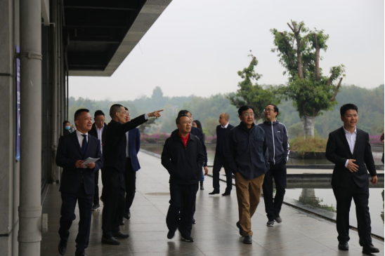 6008集团官方网站集团外部董事一行调研聚峰谷项目