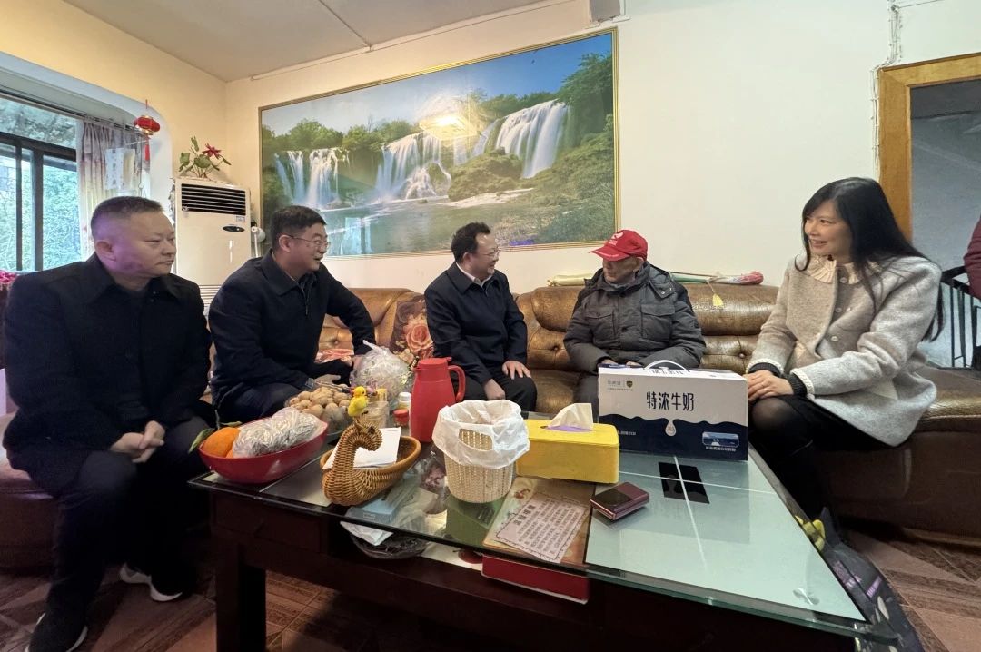 省国资委党委委员、副主任何政走访慰问省6008集团官方网站集团老党员、老干部