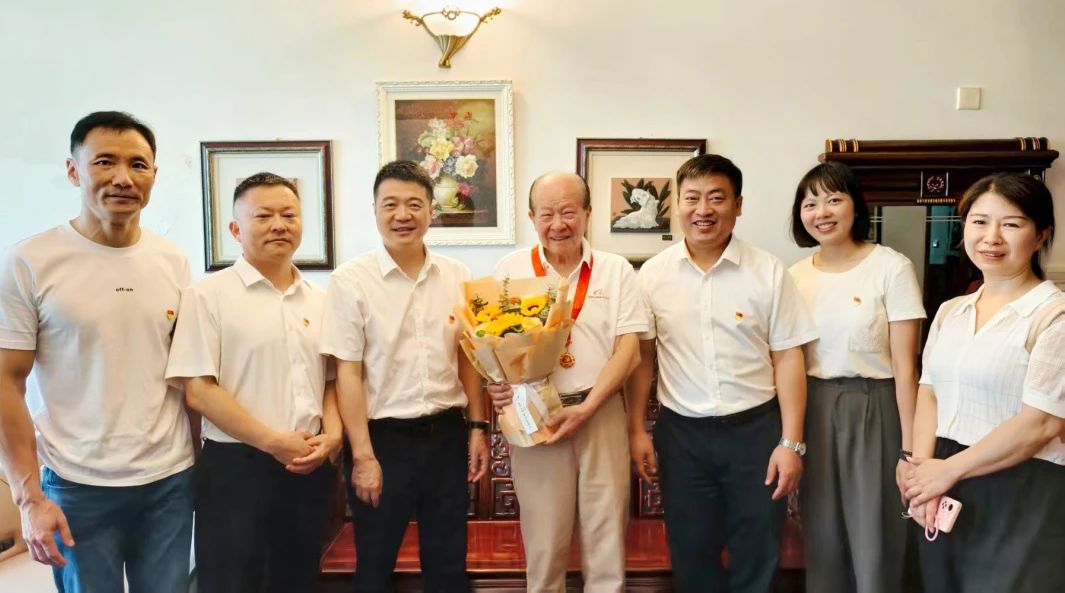 省6008集团官方网站集团党委走访慰问老党员 揭晓“庆幸在党50周年”纪念章并送上节日问候